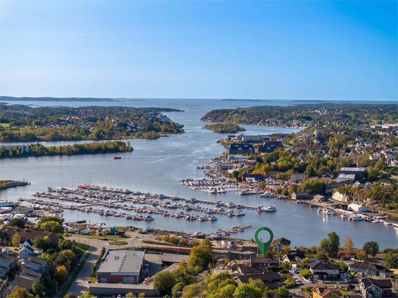 Her bor du med en ettertraktet beliggenhet – sentralt plassert innenfor både sentrumsgrensene og bomringen. Med kort og komfortabel gangavstand til bykjernen, har du byens pulserende liv, servicetilbud og kollektivknutepunkter i nærheten. 
