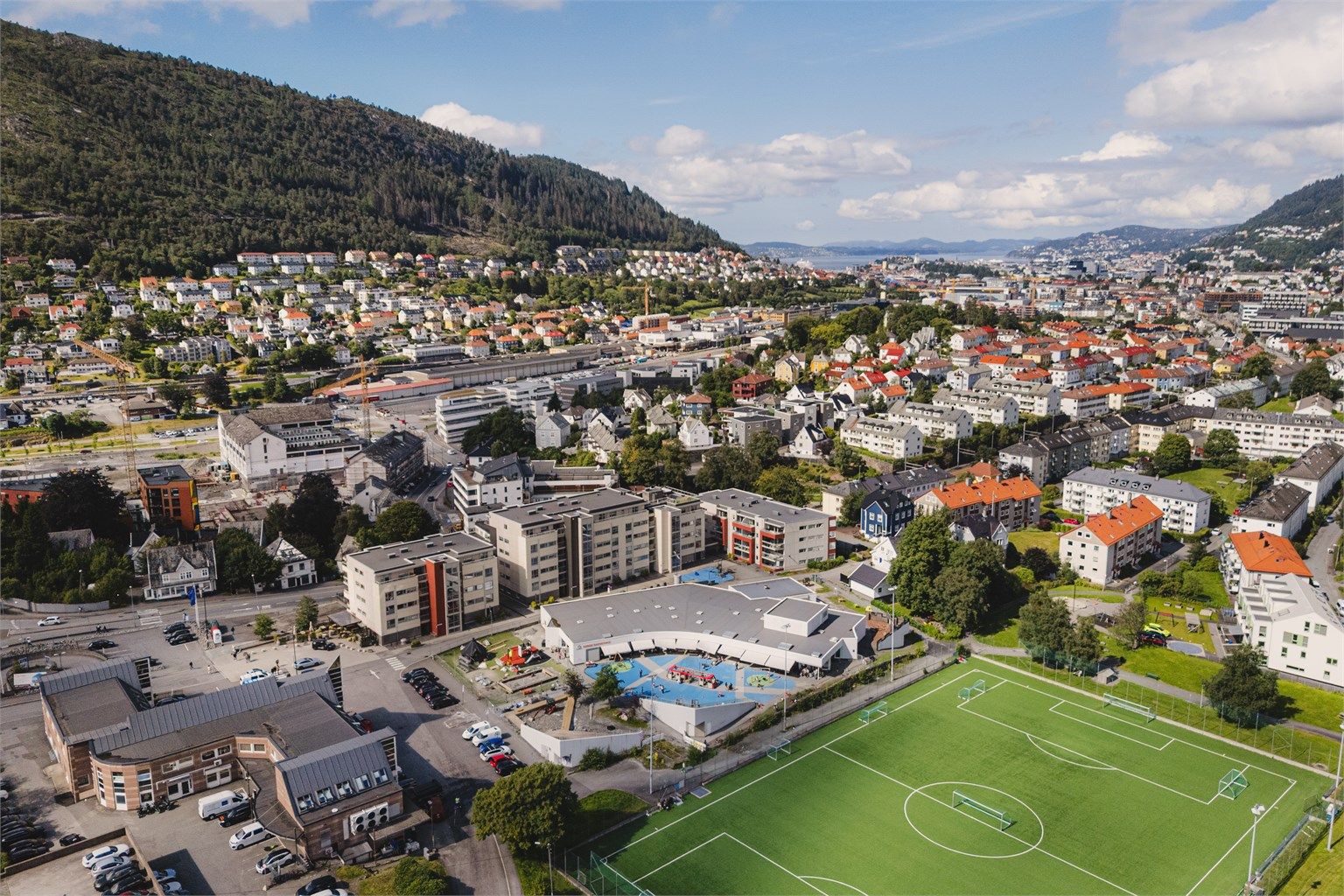 Området har nærhet til både skoler, barnehager og idrettsanlegg.