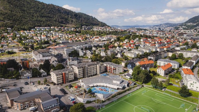 Området har nærhet til både skoler, barnehager og idrettsanlegg.