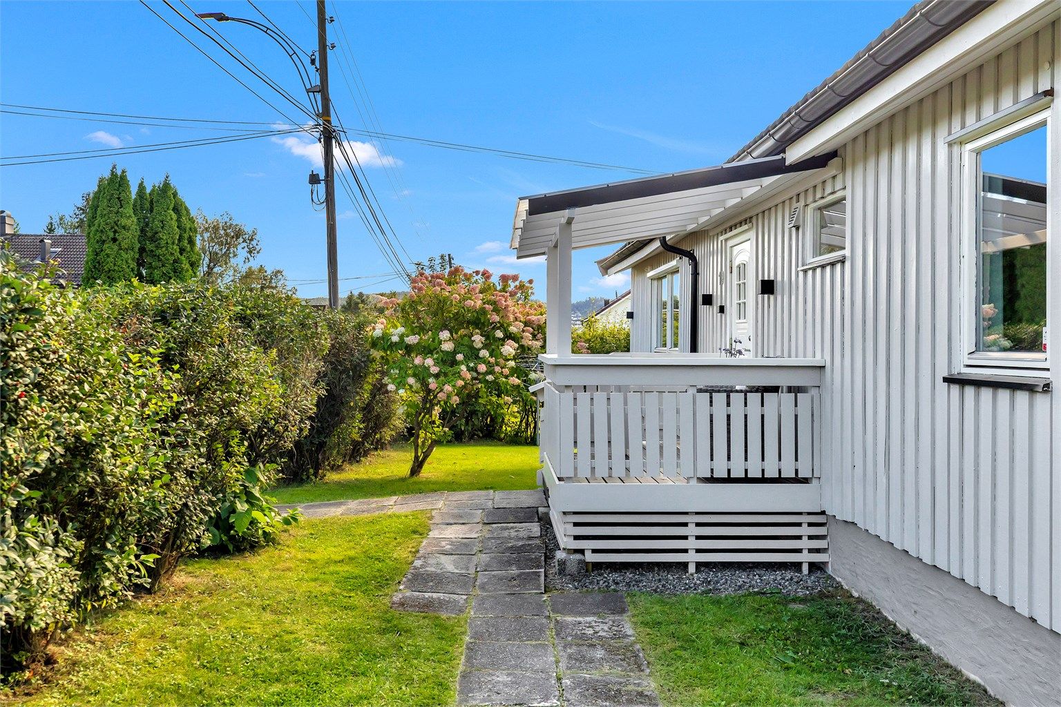 Boligens hovedinngang gir et godt førsteinntrykk. 