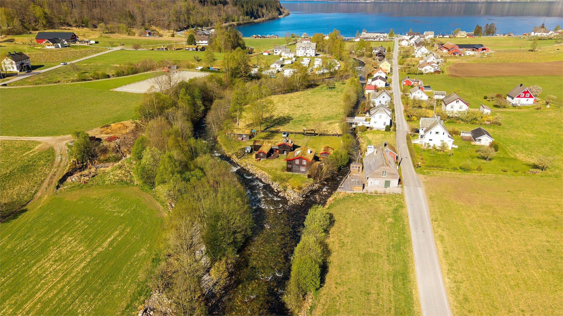 Beliggenheten kombinerer landlig idyll med enkel adkomst til tjenestene i nærområdet.