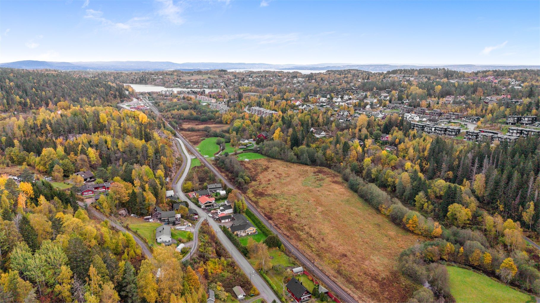 Heggedal sentrum er få minutter unna med bil, og ca. 20 minutter unna til fots. 