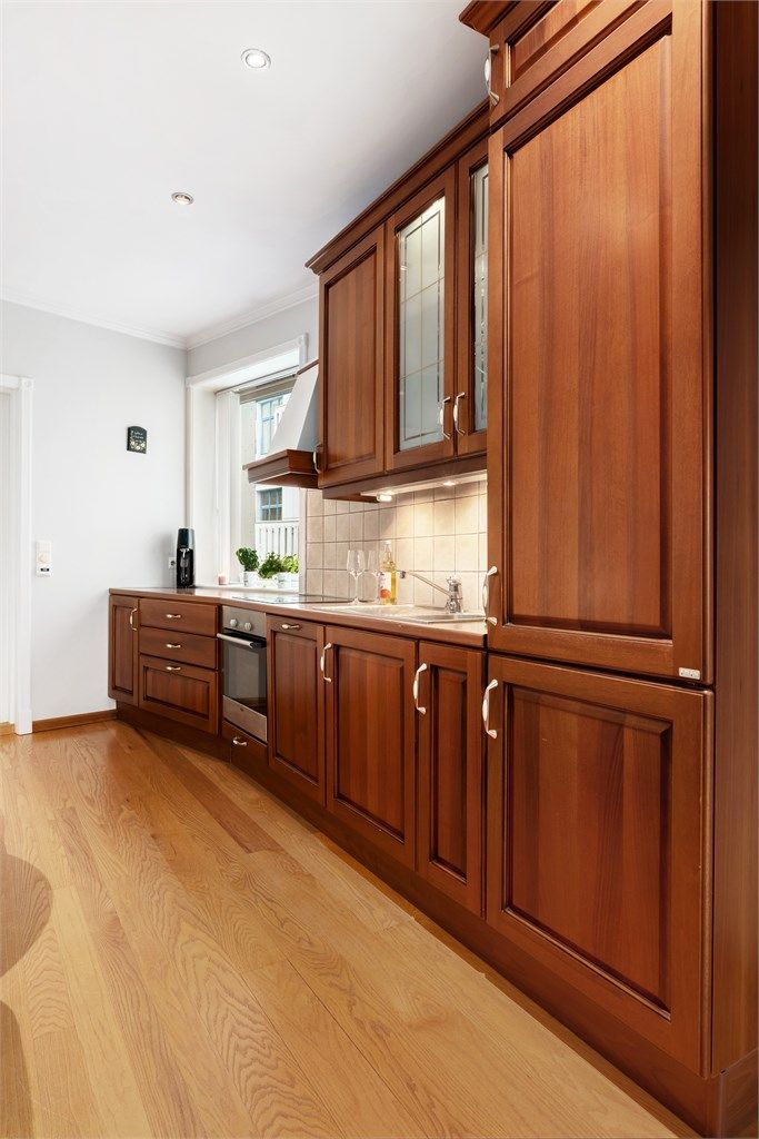 Innredningen er fra 2005 og har integrerte hvitevarer. Legg og merke til spotlights i taket