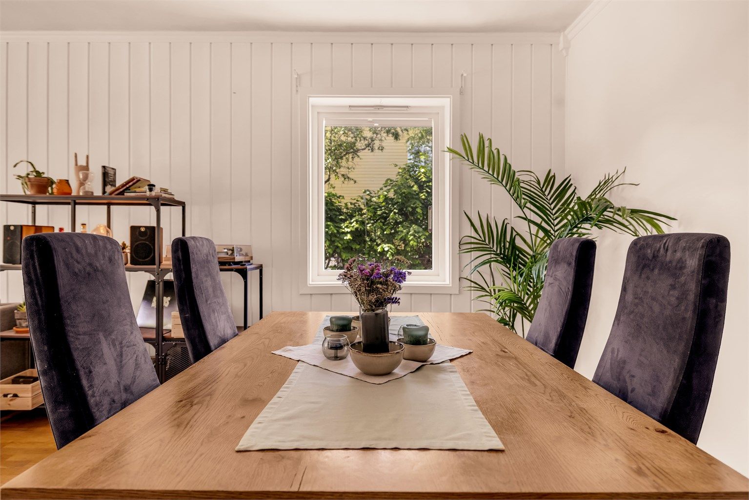 Det er god plass til stort spisebord og mange rundt middagsbordet i stuen.