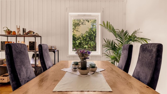 Det er god plass til stort spisebord og mange rundt middagsbordet i stuen.