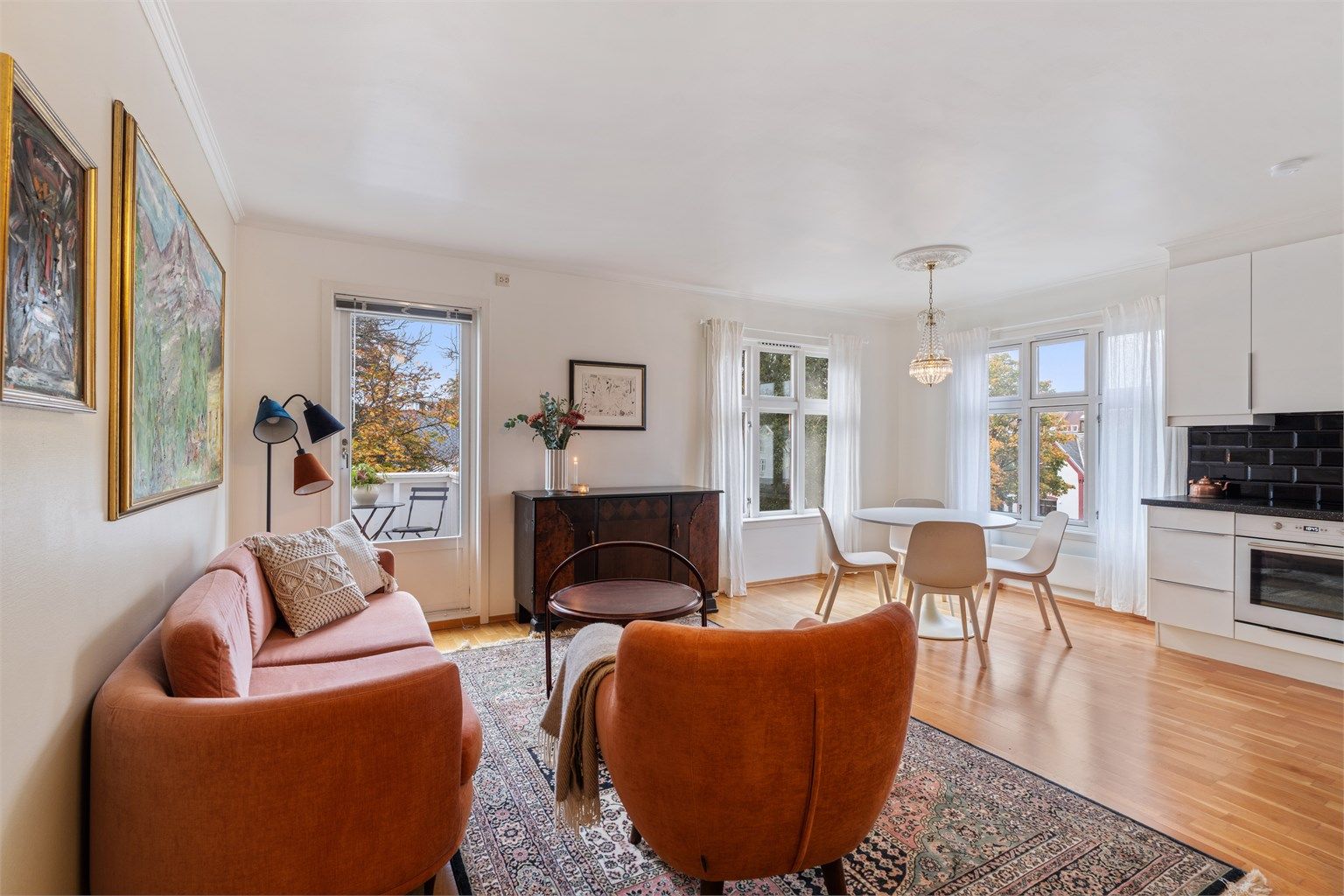 Stue med utgang til balkong.