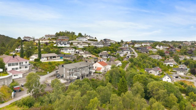 Eiendommen ligger i et rolig nabolag på Erdal.