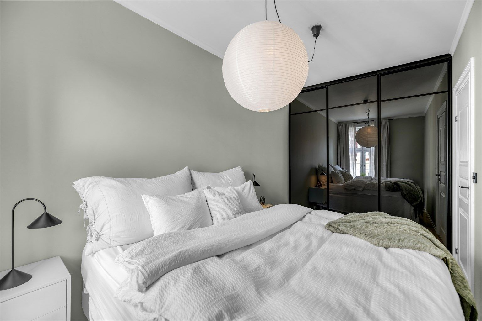 Rikelig med oppbevaringsplass i stor skyvedørsgarderobe.