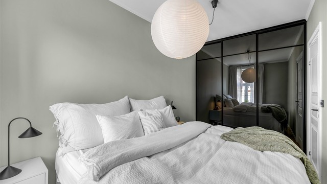 Rikelig med oppbevaringsplass i stor skyvedørsgarderobe.