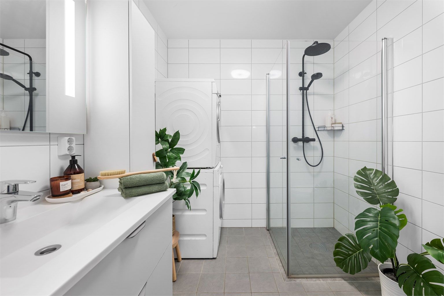 Badet er innredet med baderomsmøbler fra HTH, dusjhjørne og vegghengt toalett