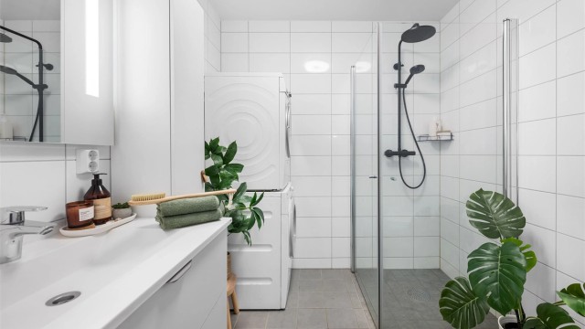 Badet er innredet med baderomsmøbler fra HTH, dusjhjørne og vegghengt toalett