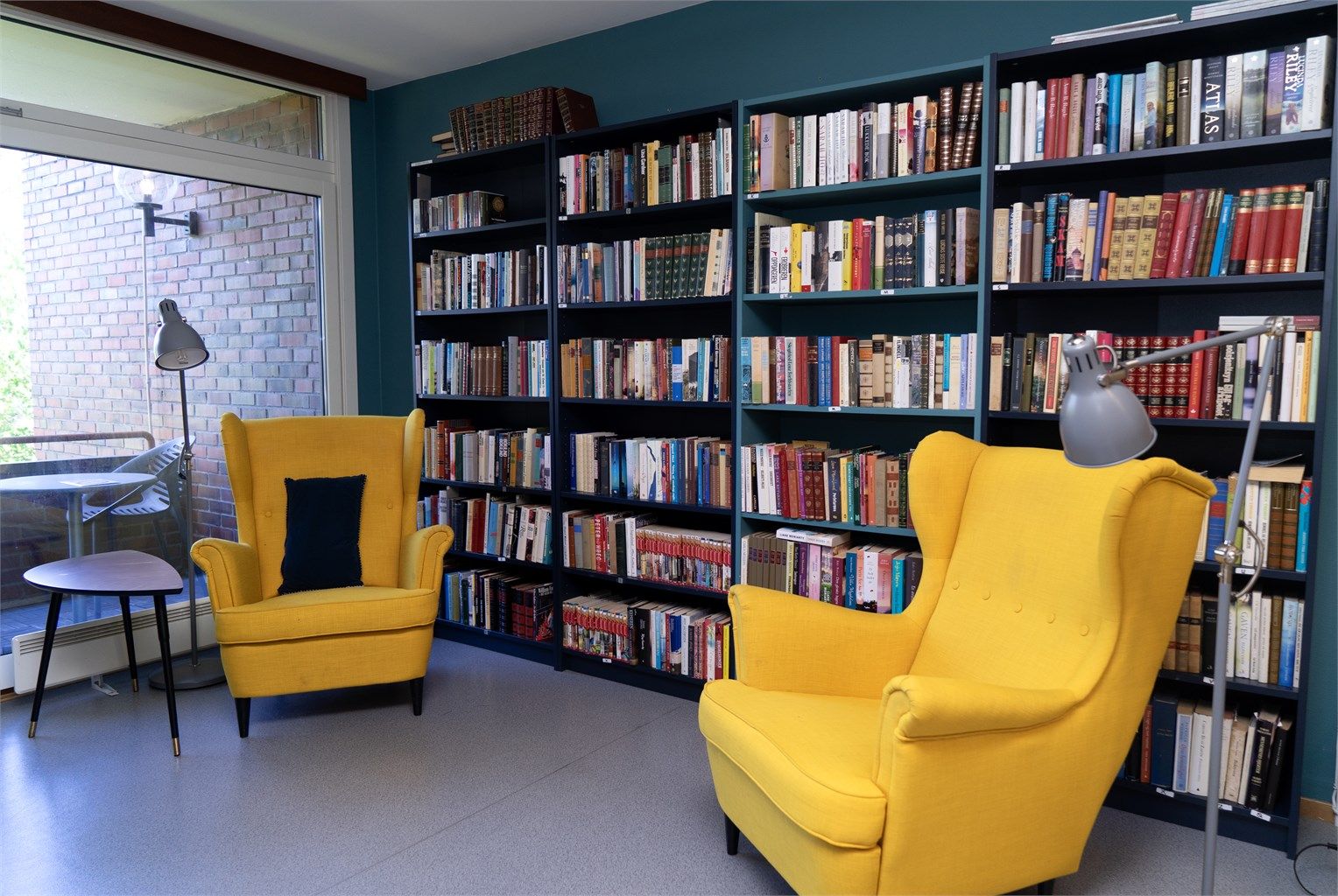 Eget bibliotek og lesekrok for rolige stunder.