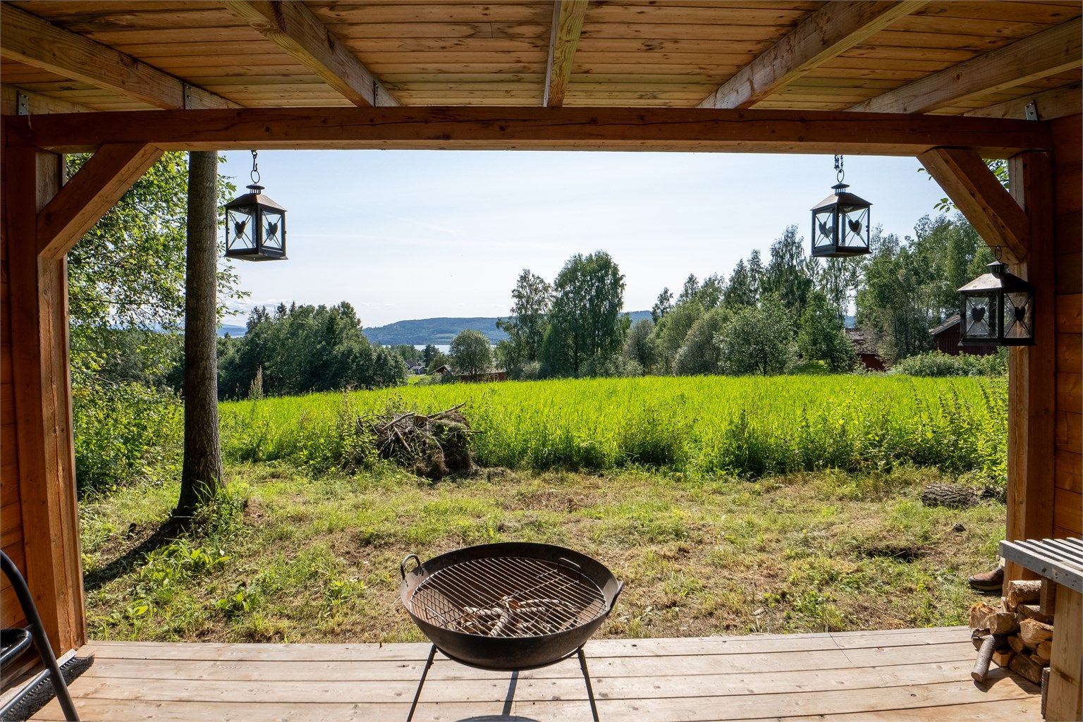 Gapahuken er et flott oppholdssted med muligheter for bålkos, spesielt på vinterstid da jordet kan benyttes som akebakke