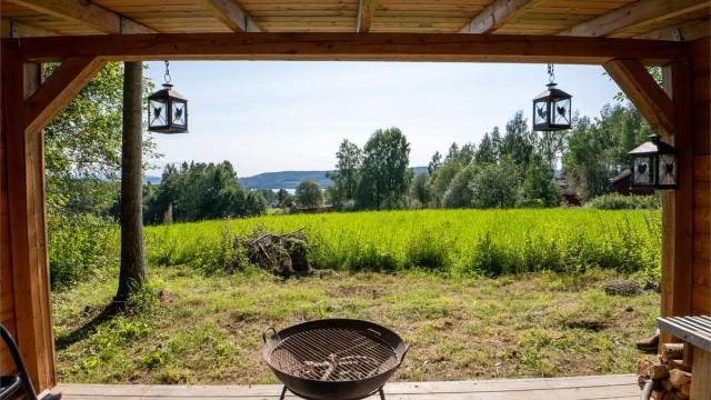Gapahuken er et flott oppholdssted med muligheter for bålkos, spesielt på vinterstid da jordet kan benyttes som akebakke