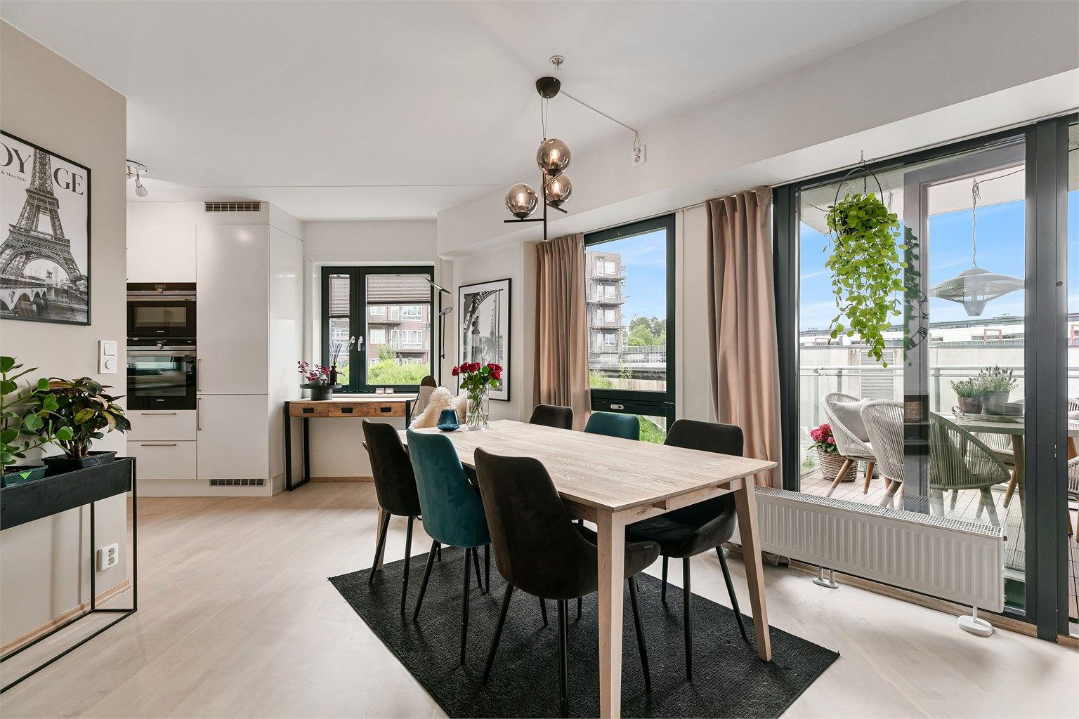 God plass til spisestue i tilknytning til kjøkkenet.