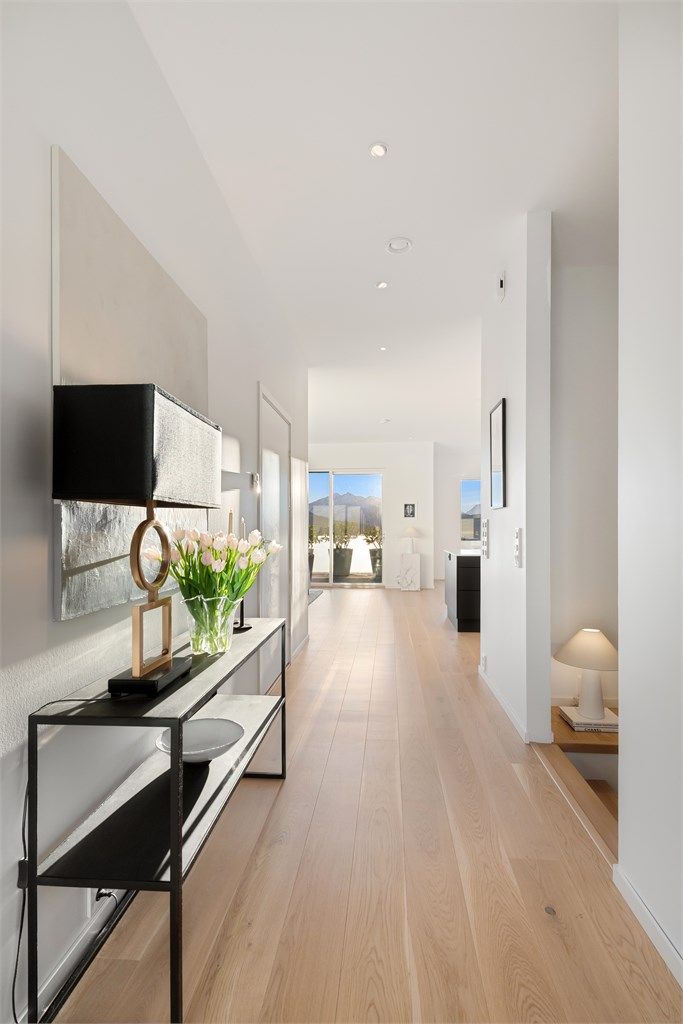 Fra gang/trapperom i hovedetasjen mot stue/kjøkken
Gangen har også utgang til stor markterrasse og uteplass på 73 kvm mot nordvest