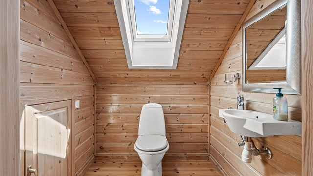 WC-rom - toalettrom med vegghengt armatur og speil