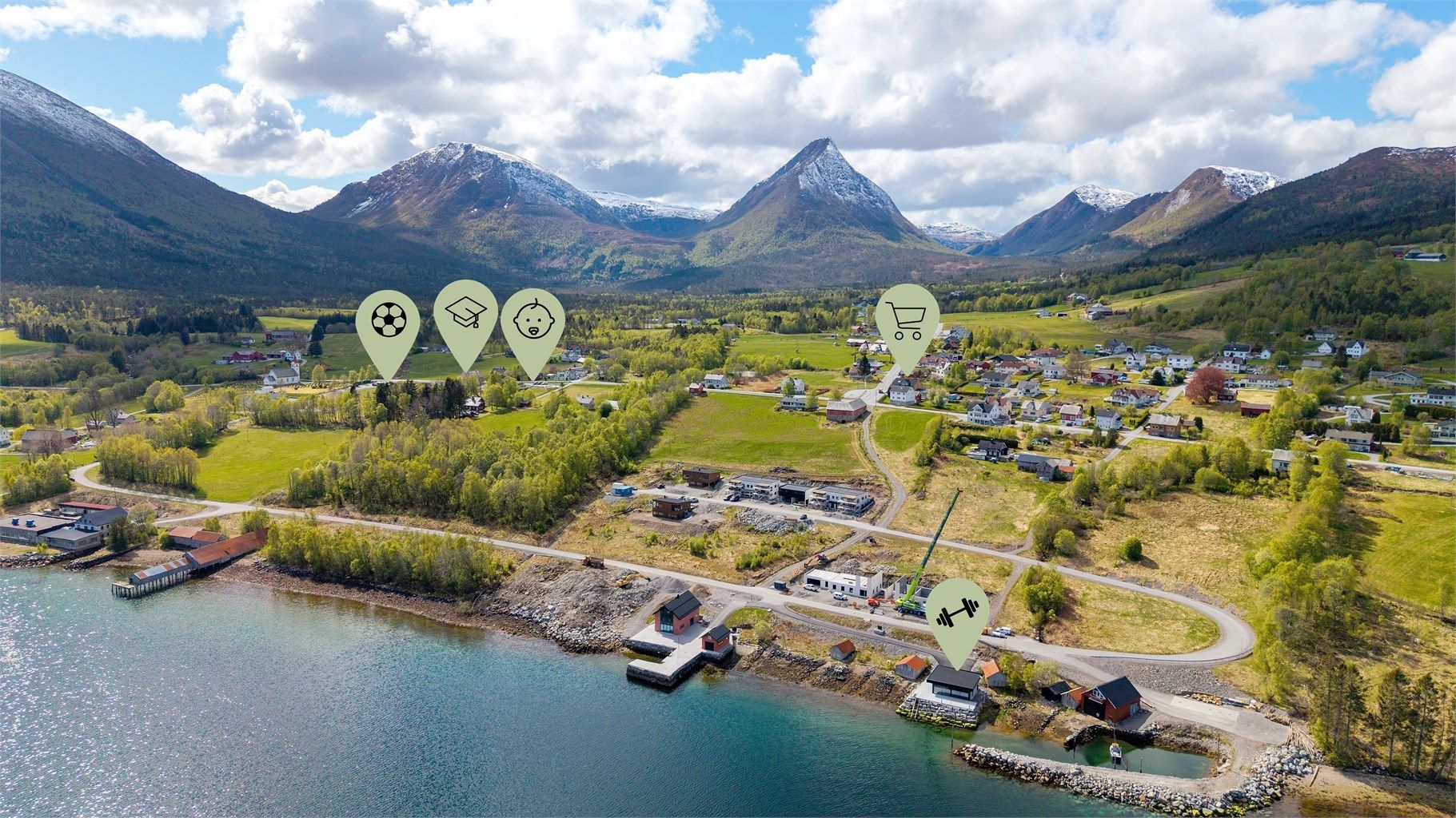 Barnehage, skole, kunstgressbane, treningssenter m/sauna, butikk, kirke og forsamlingshus like utenfor boligene.