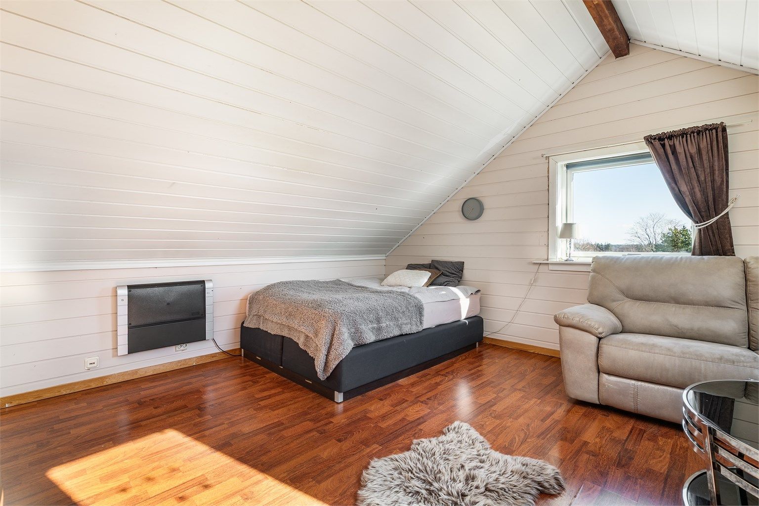 Egner seg godt som loftstue for ungdommen. Her er det god plass til både sofa.