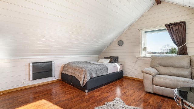 Egner seg godt som loftstue for ungdommen. Her er det god plass til både sofa.