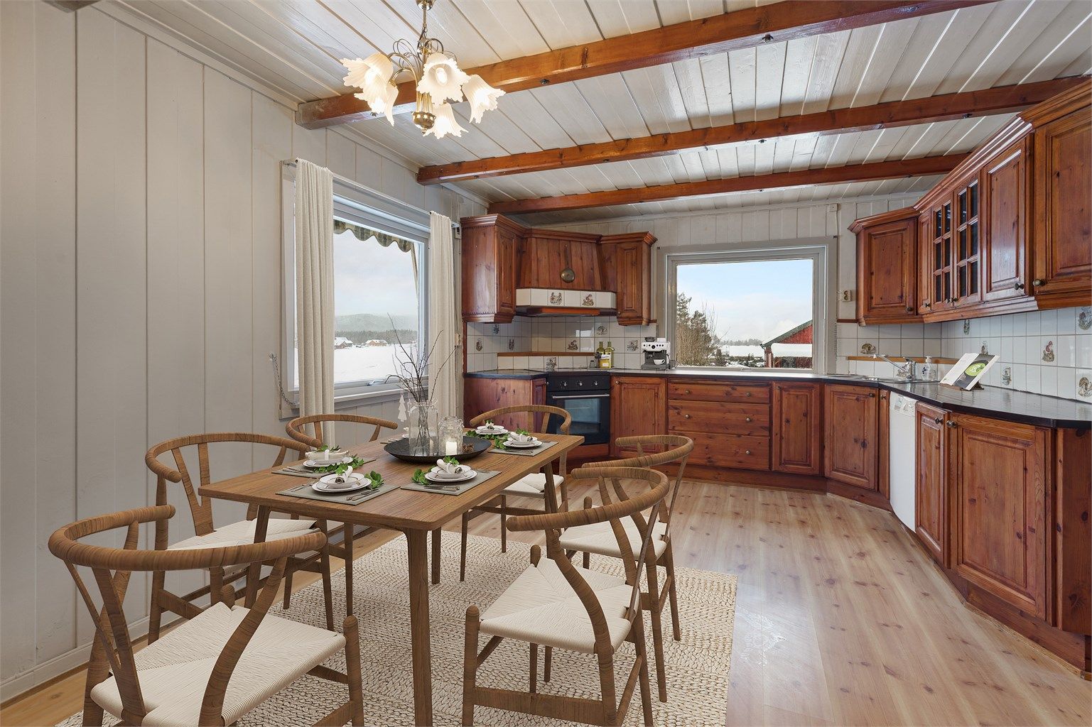 Kjøkkenet i 1. etasje har profilerte fronter i heltre med heltre benkeplate. Komfyr i hjørne med avtrekksvifte ut og oppvaskmaskin.