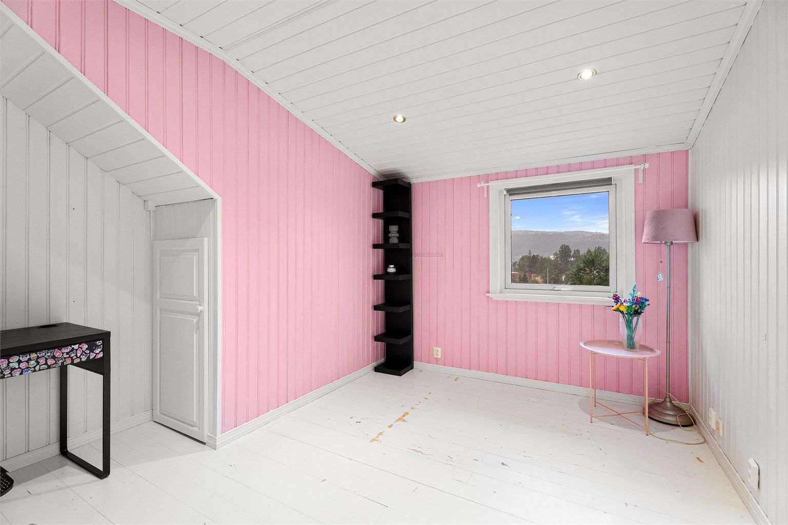 Soverom 2 - Her er det plass til både dobbeltseng, garderobe eller skrivepult - Kott i skråvegg ved kvist