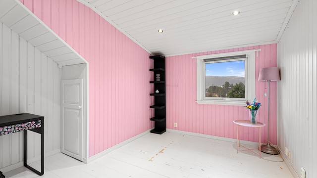 Soverom 2 - Her er det plass til både dobbeltseng, garderobe eller skrivepult - Kott i skråvegg ved kvist