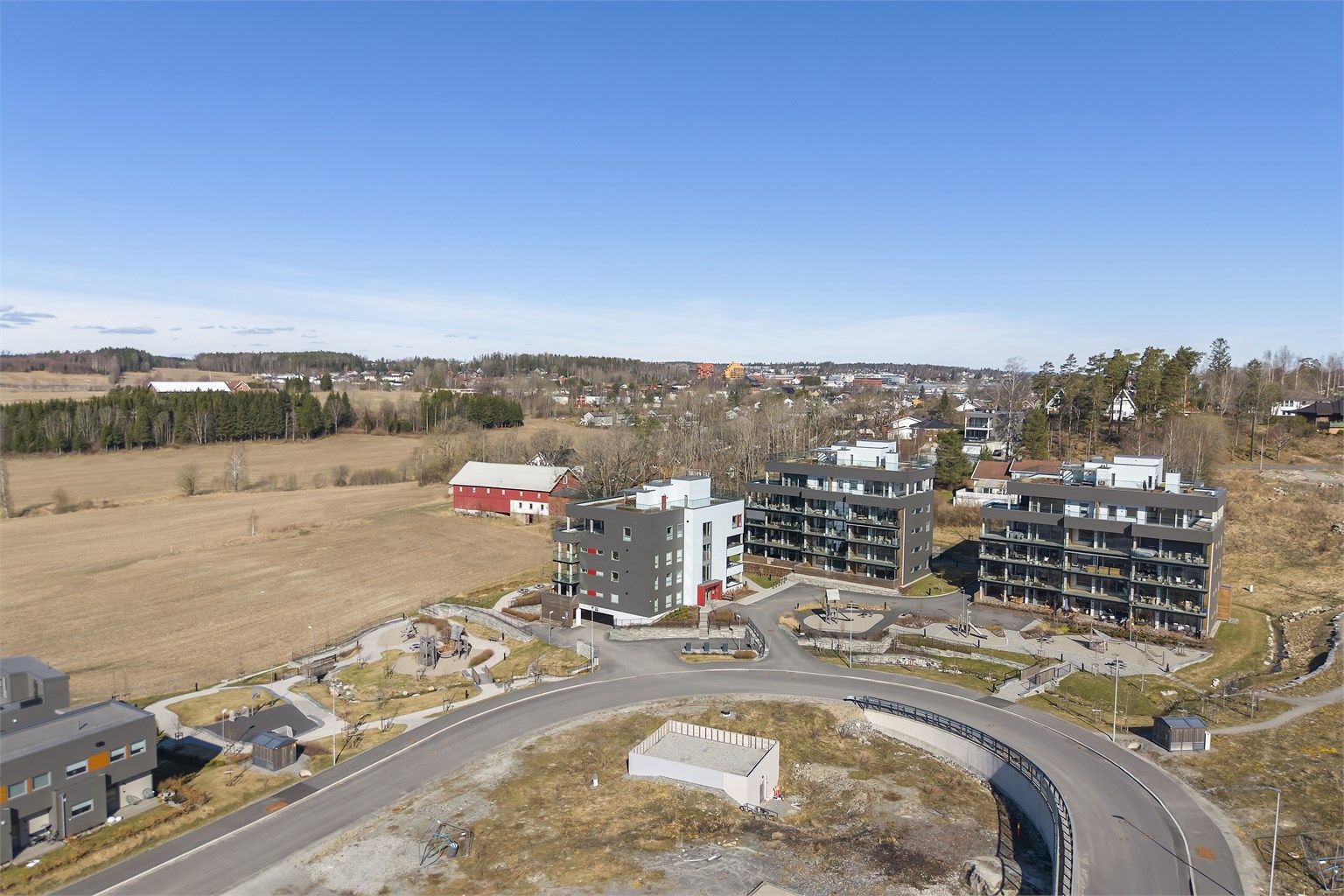 Hverdagslogistikken er enkel. Eikeliveien barnehage er en kort spasertur unna, og det er gangavstand til bussholdeplassen på Høysletta.