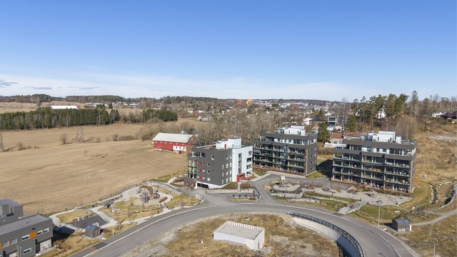 Hverdagslogistikken er enkel. Eikeliveien barnehage er en kort spasertur unna, og det er gangavstand til bussholdeplassen på Høysletta.