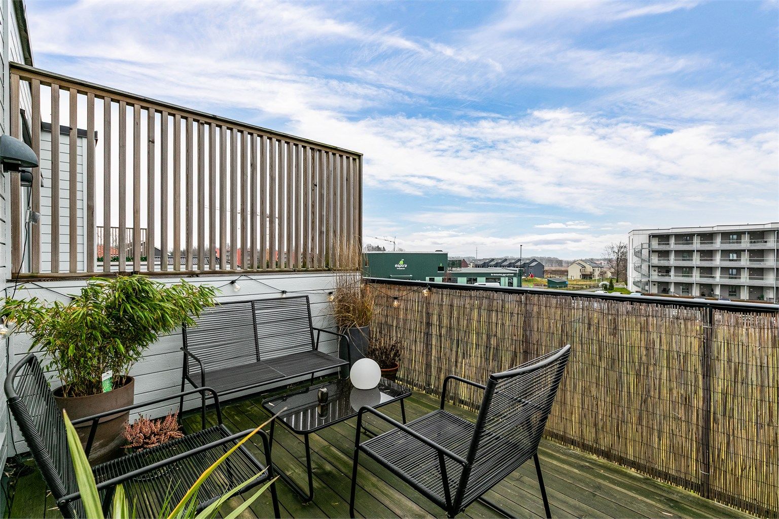 Sommerstid er det sol på balkongen fra tidlig ettermiddag til kveld.