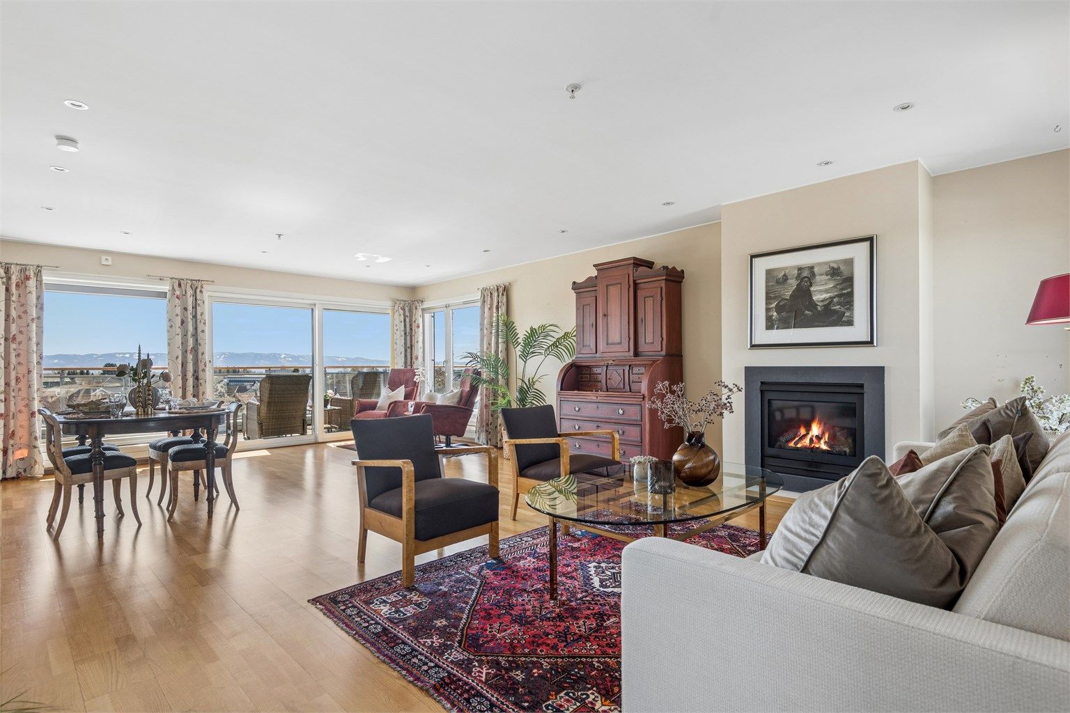 Romslig stue med gjennomgående lys og gode innredningsmuligheter. 