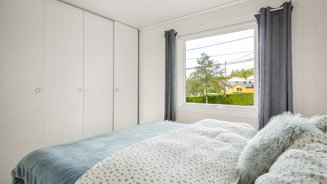 Hovedsoverommet har en romslig garderobeløsning med skyvedører i hvit og glatt utførelse.