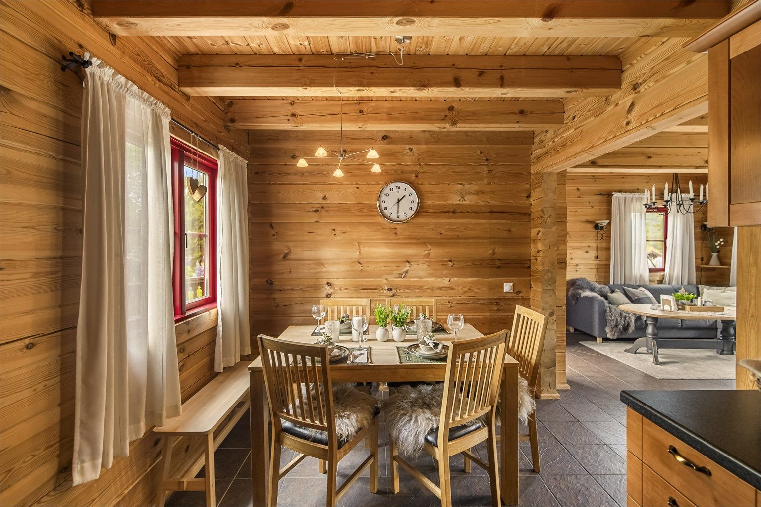 Fra spiseplassen ser man inn mot stuen.