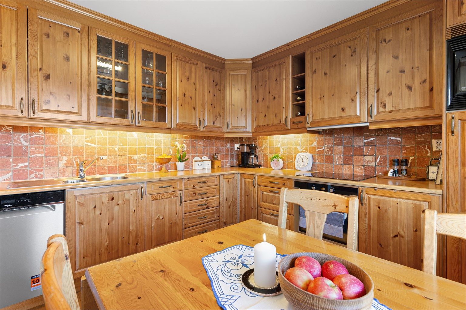 Over- og underskap samt vitrineskap.