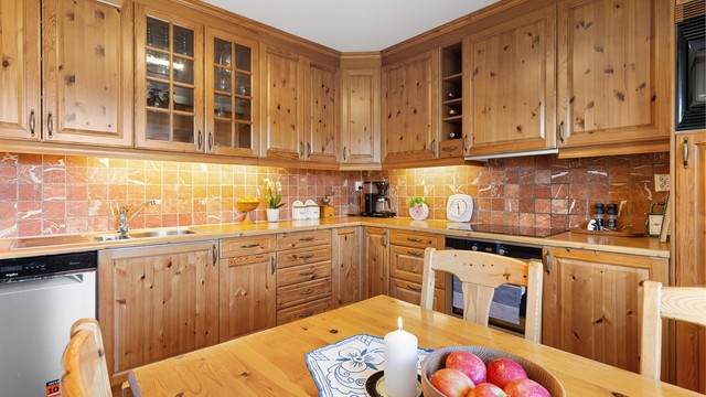 Over- og underskap samt vitrineskap.