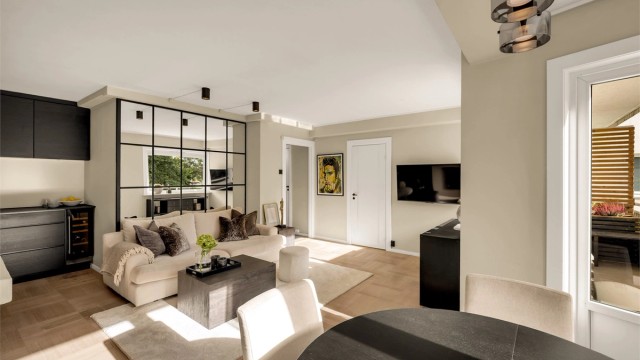 Den åpne stue- og kjøkkenløsningen utnytter plassen godt og gir rom for både sofa og en spiseplass.