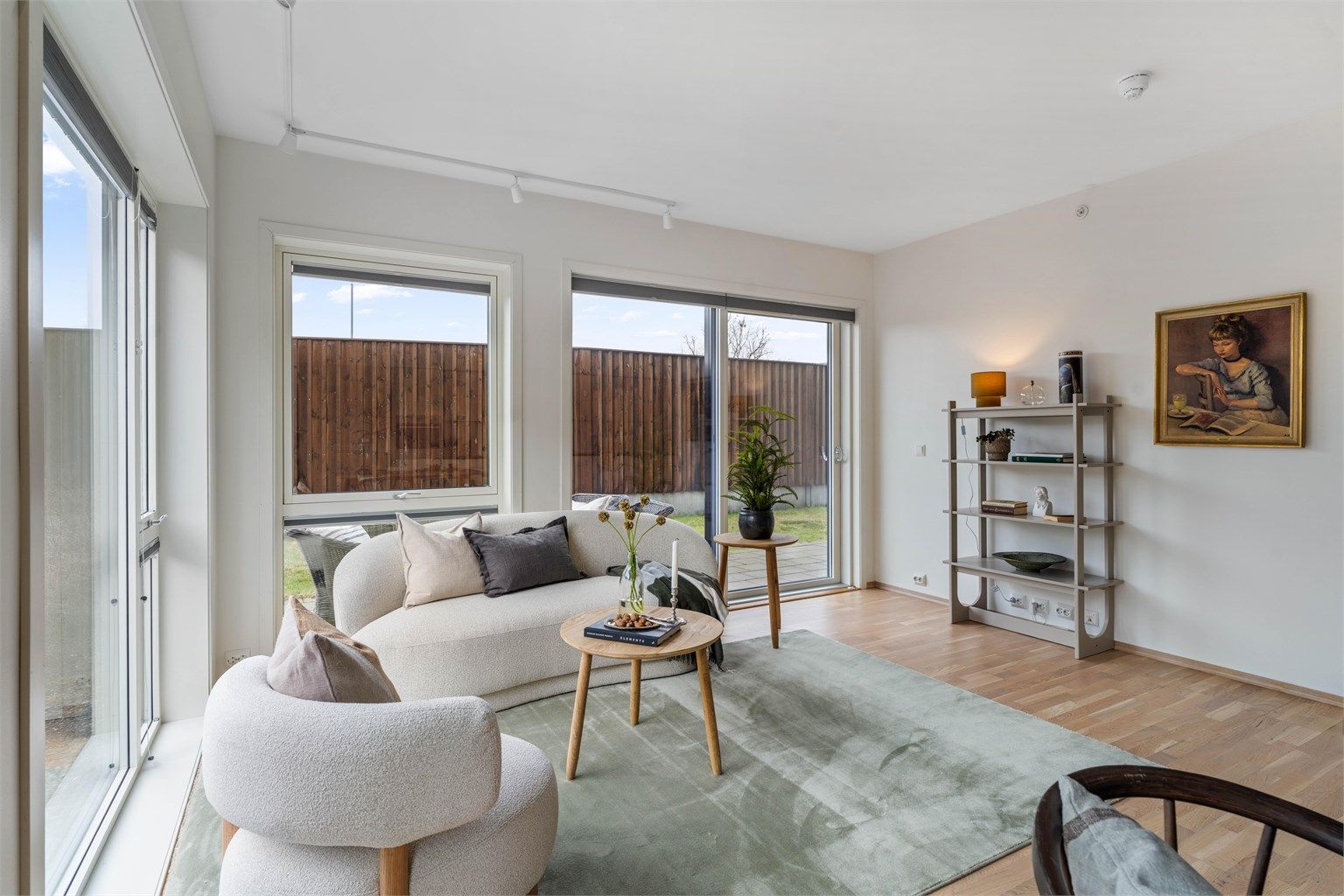 Fra stuen er det utgang til en skjermet uteplass.