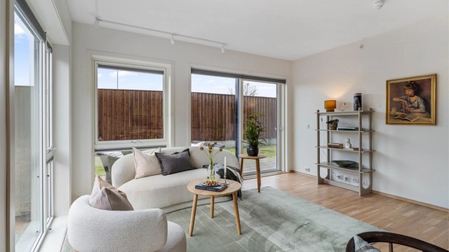 Fra stuen er det utgang til en skjermet uteplass.