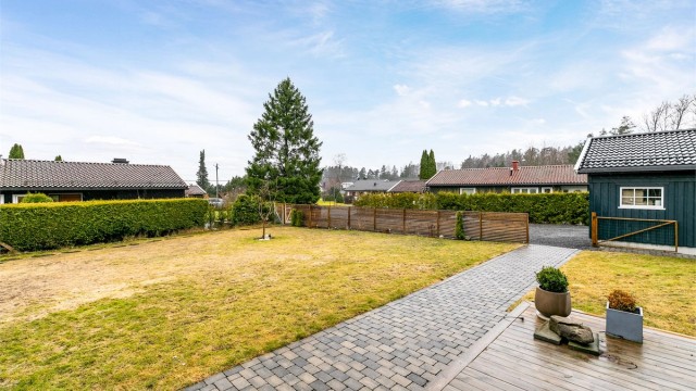 Belegningsstein ble lagt på gangveien mellom hovedentreen og gårdsplassen rundt 2023/2024.