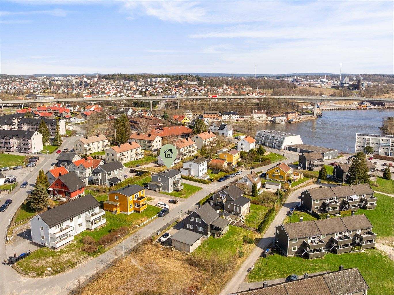 Tomannsboligen er oppført på en attraktiv hjørnetomt, i solfylte og veletablerte omgivelser på Alvim. Fotograf; Kristoffer Kristiansen.
