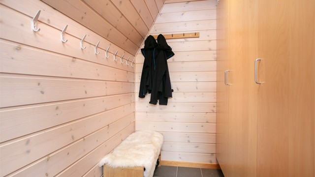 Praktisk garderobeløsning med god oppbevaringsplass for yttertøy og utstyr.