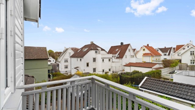 Fra balkongen i andre etasje har man utsikt over det rolige nabolaget. Herfra er det gangavstand til Stavanger sentrum på ca. 10/15 min.