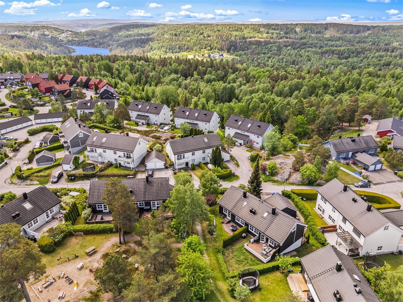Boligen ligger kun et steinkast unna marka