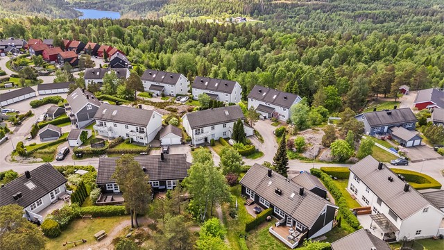 Boligen ligger kun et steinkast unna marka