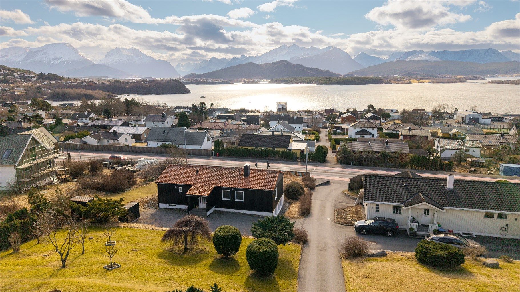 Dronebilde av eiendommen tatt fra nord mot syd mot Borgundfjorden og Sunnmørsfjella