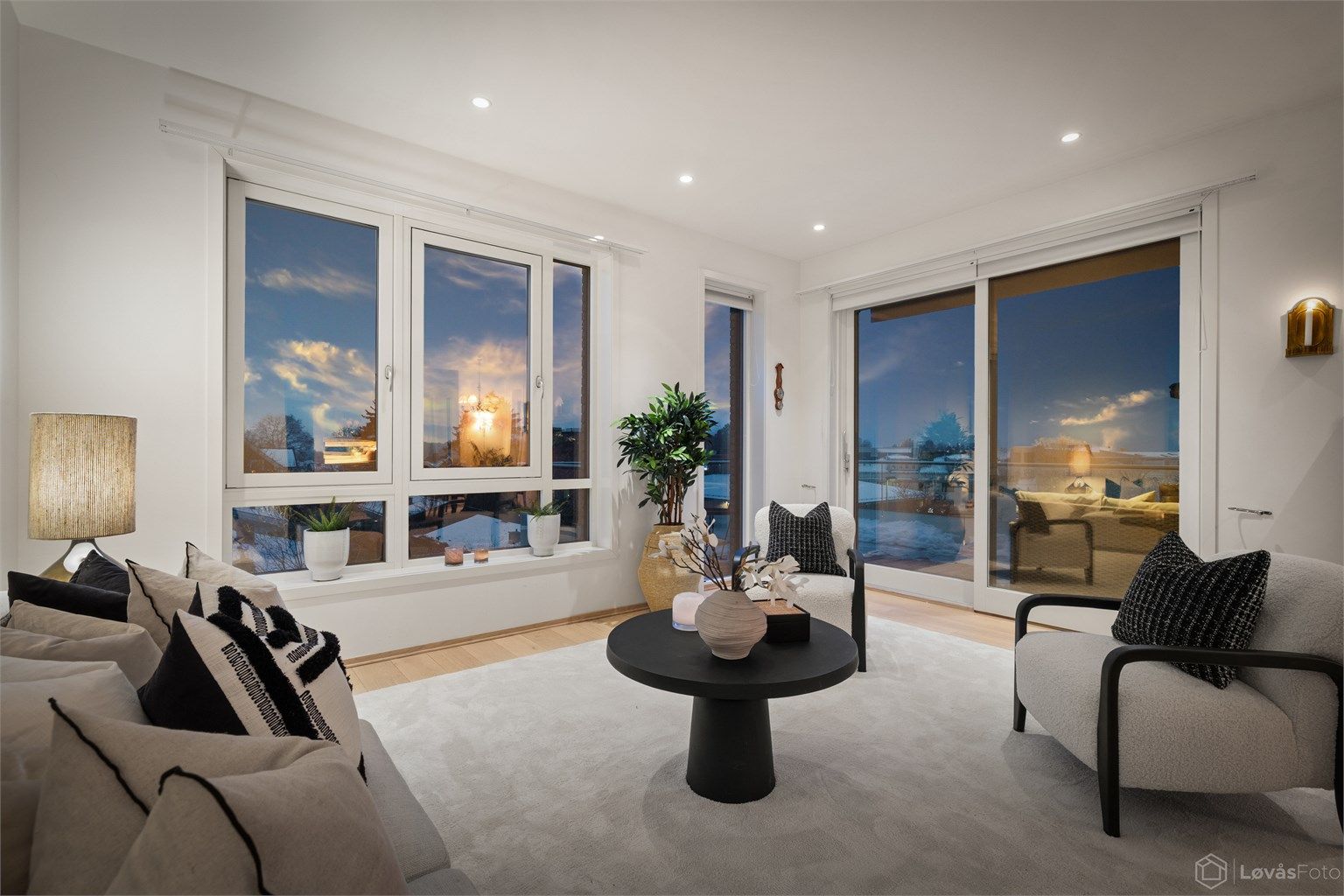 Leiligheten har en solrik og flott intern beliggenhet i 3. etasje i attraktive og eksklusive Sæter Hage