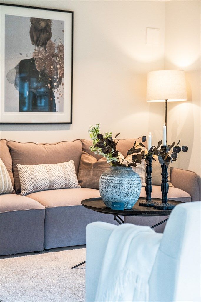 Gjennomgående lyse og nøytrale overflater gjør det enkelt å sette sitt eget preg på boligen.