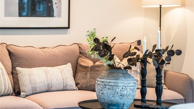 Gjennomgående lyse og nøytrale overflater gjør det enkelt å sette sitt eget preg på boligen.