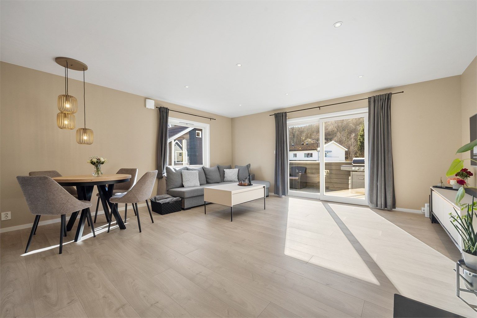 Lys stue med plass til både sofagruppe og spisebord