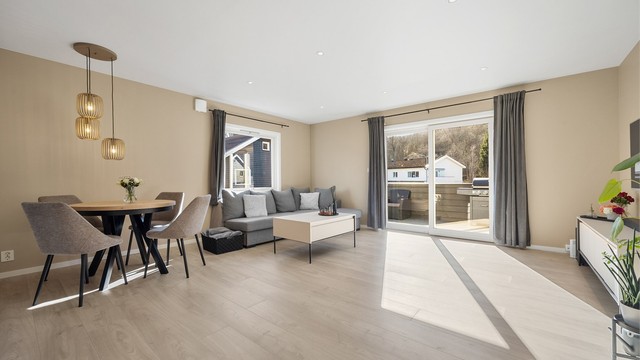 Lys stue med plass til både sofagruppe og spisebord